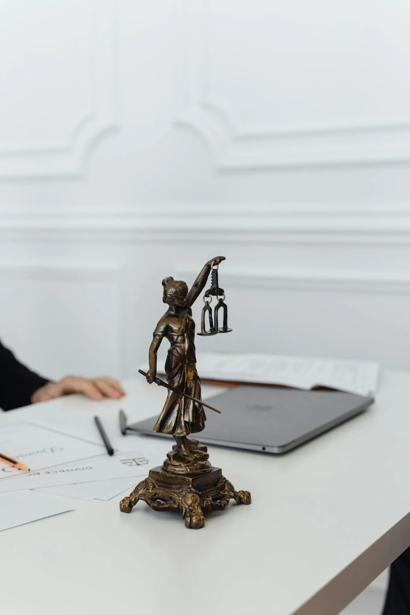 Justitia-Figur auf einem Schreibtisch – Strafrecht München